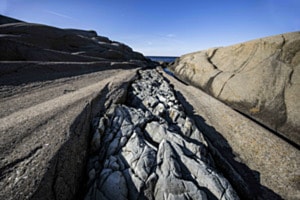 Basalt- Schicht im Granit des Faerer Nationalparks in Norwegen