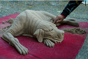 Kunst  am Zibelemärit Hund aus Sand