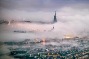 Berner Münster im Nebel