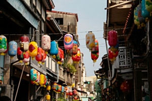 Laternen in der traditionellen Shennong-Strasse ¦ Tainan, Taiwan