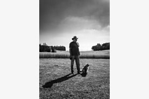 Man waiting with Mainecoon