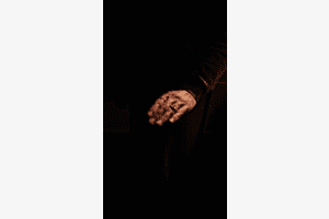 Nur eine Hand, kein Gesicht