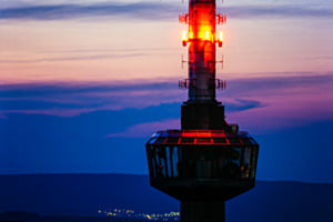 Sendeturm auf dem Uetliberg beim Eindunkeln