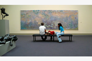 Stille Betrachtung im Kunsthaus