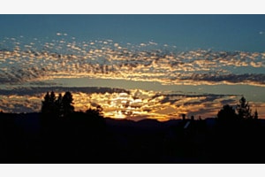 Wolkenkunst im Sonnenuntergang