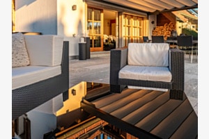 Gartenlounge mit Glastisch