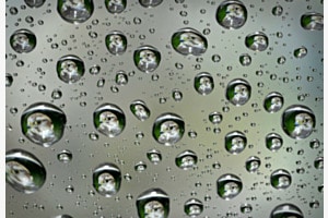 Tropfen auf Glasscheibe