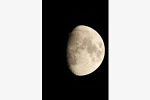 Mond/Detail: Goldener Henkel (Beleuchtete Sichel oben links) Jura Gebirge