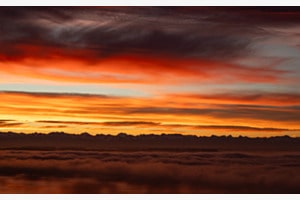 Seltenes Farbenspektakel über dem Nebel kurz vor Sonnenaufgang