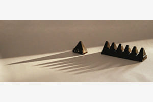 Schatten des Toblerone-Bergmotifs in der Abendsonne Schatten des Toblerone-Bergmotifs in der Abendsonne