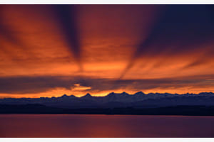... wenn die aufgehende Sonne die Schatten der Bergspitzen auf die Wolken projiziert