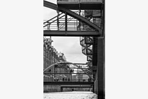 Bögen, Geraden, Fussgänger über den Kanälen der Speicherstadt, Hamburg