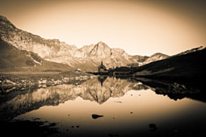 Spiegelung Fruttkapelle, kurz bevor sie von der Morgensonne erfasst wird