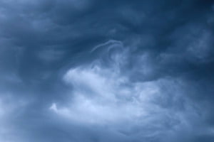 Windspiel in den Wolken mit Adler Silhouette