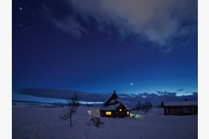 Finnische Rasthütte unter Sternenhimmel
