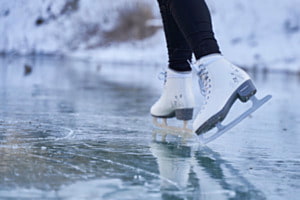 Schlittschuh fahren auf gefrorenem See Schlittschuh fahren auf gefrorenem See