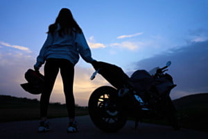 Sonnenuntergang mit Motorrad