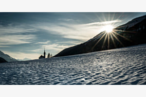 Letzter Sonnenstrahl auf die Feldkapelle