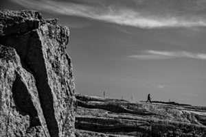 Mensch an Granitküste