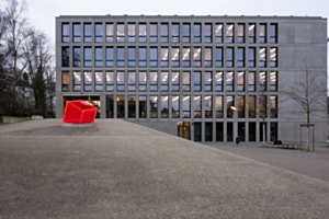 Büelrain Schulhaus mit Würfelbrunnen