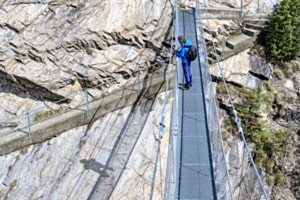 Hängebrücke mit Schattenbild Hängebrücke mit Schattenbild