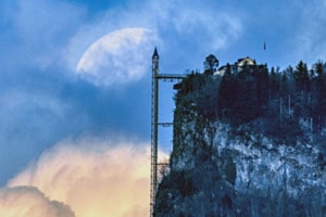 Vollmond vesteckt sich hinter Wolken