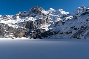Gefrorener Bergsee