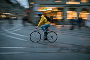 Mann auf Velo