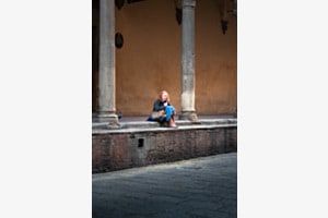 Junge Frau in Bologna