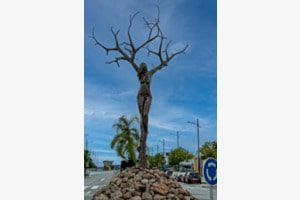 Verbindung Natur zu Mensch, Kreiselfigur "La Madre Naturalezza", Baumfrau in El Verger, Spanien