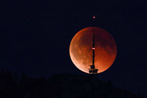 Mondfinsternis hinter dem Niederhorn