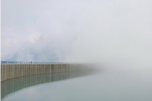Damm im Nebel
