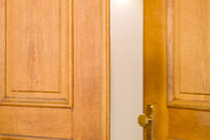 The door is closing slowly...