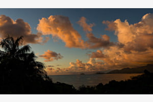 Wolken über Anse Solei