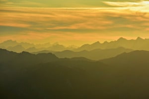 Dutzende von Gipfel im Abendrot  