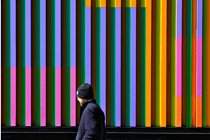 Vor farbigen Linien