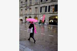 Dem Regen davon eilen