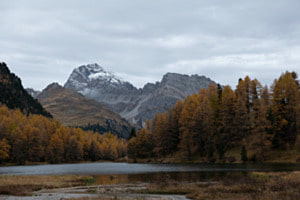 Bergsee im Herbstkleid