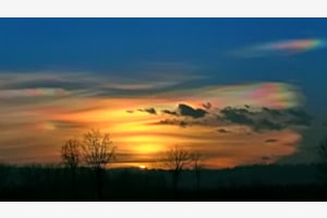 Abendstimmung mit irisierenden Wolken