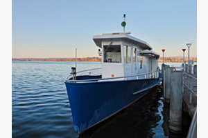 DAS BLAUE SCHIFF AM GREIFENSEE