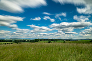 Die Wolken fahren und die Landschaft schaut zu.