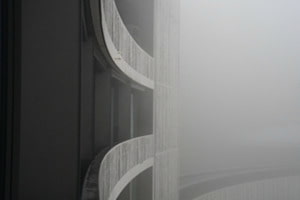 Gebäudelinien im Nebel
