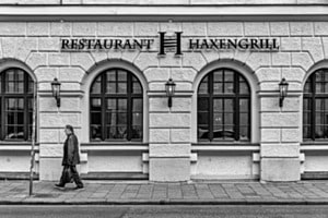 Der letzte Gast verlässt den Haxengrill