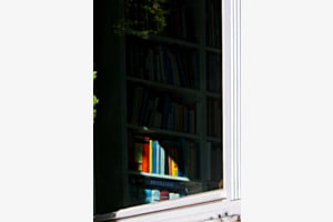 Bücherregal im Sonnenlicht