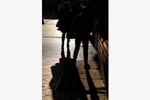 Fußgänger im Gegenlicht