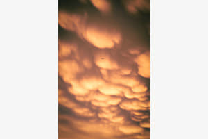 Flug in den Abendwolken