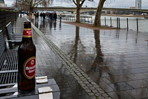 Bierflasche im Straßenbild