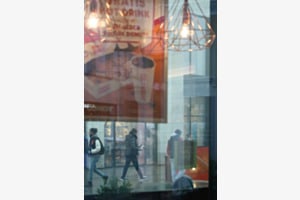 Straßenszene im Spiegelbild