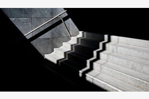 Im Lichtspiel einer Treppe