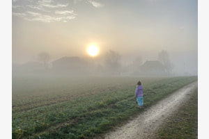 Kind im Morgenlicht